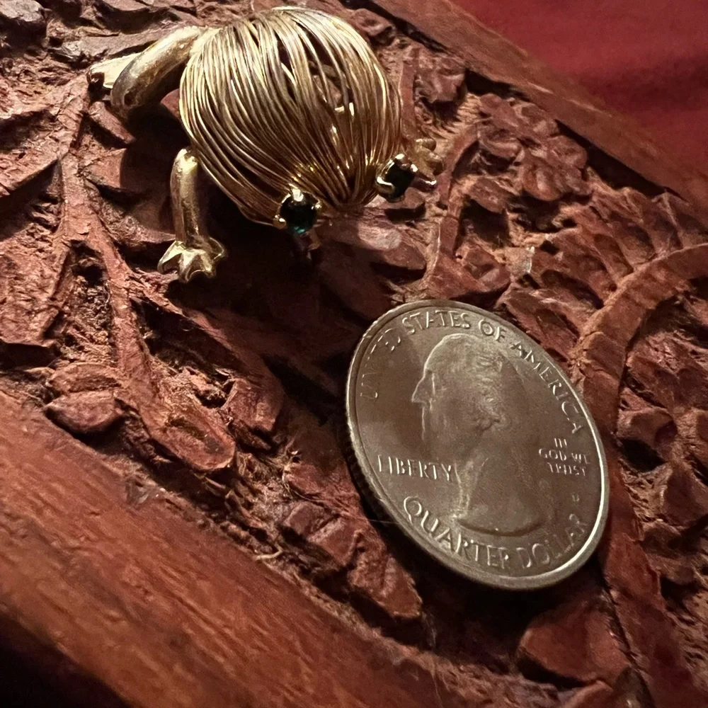 🍀Gold‎ frog 🐸 with jeweled green eyes